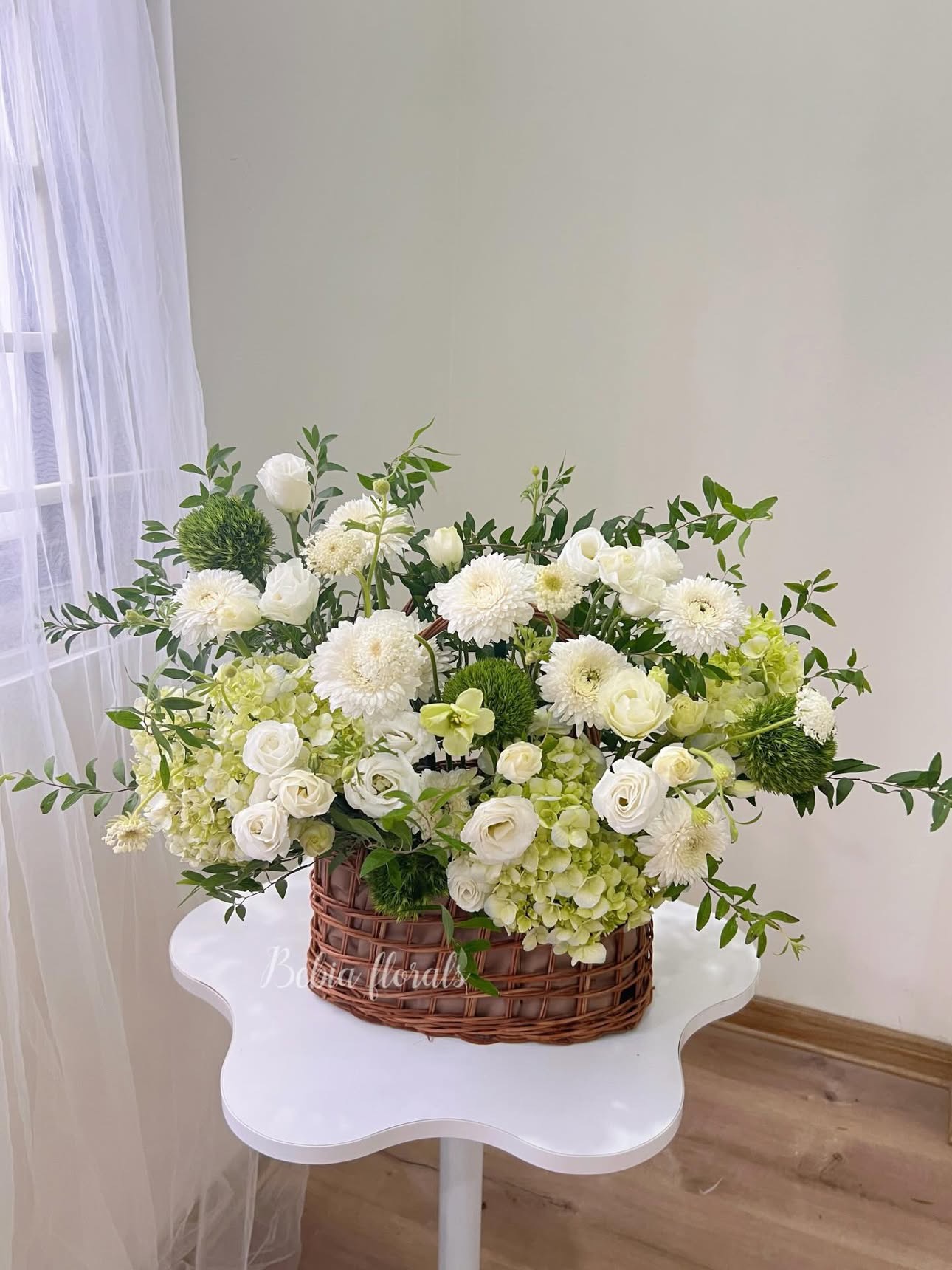 Giỏ hoa tone trắng xanh