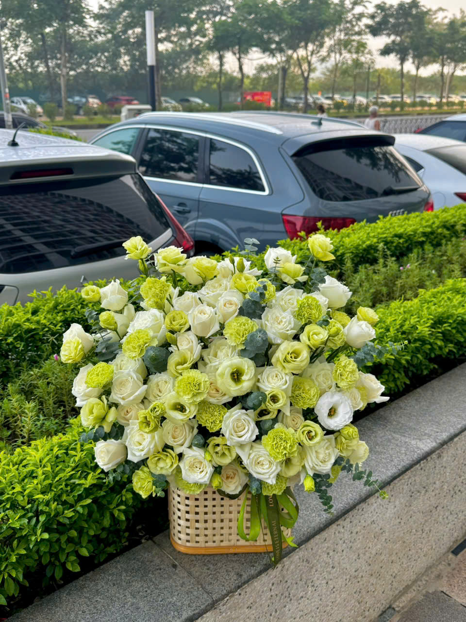 Giỏ hoa tone xanh trắng L