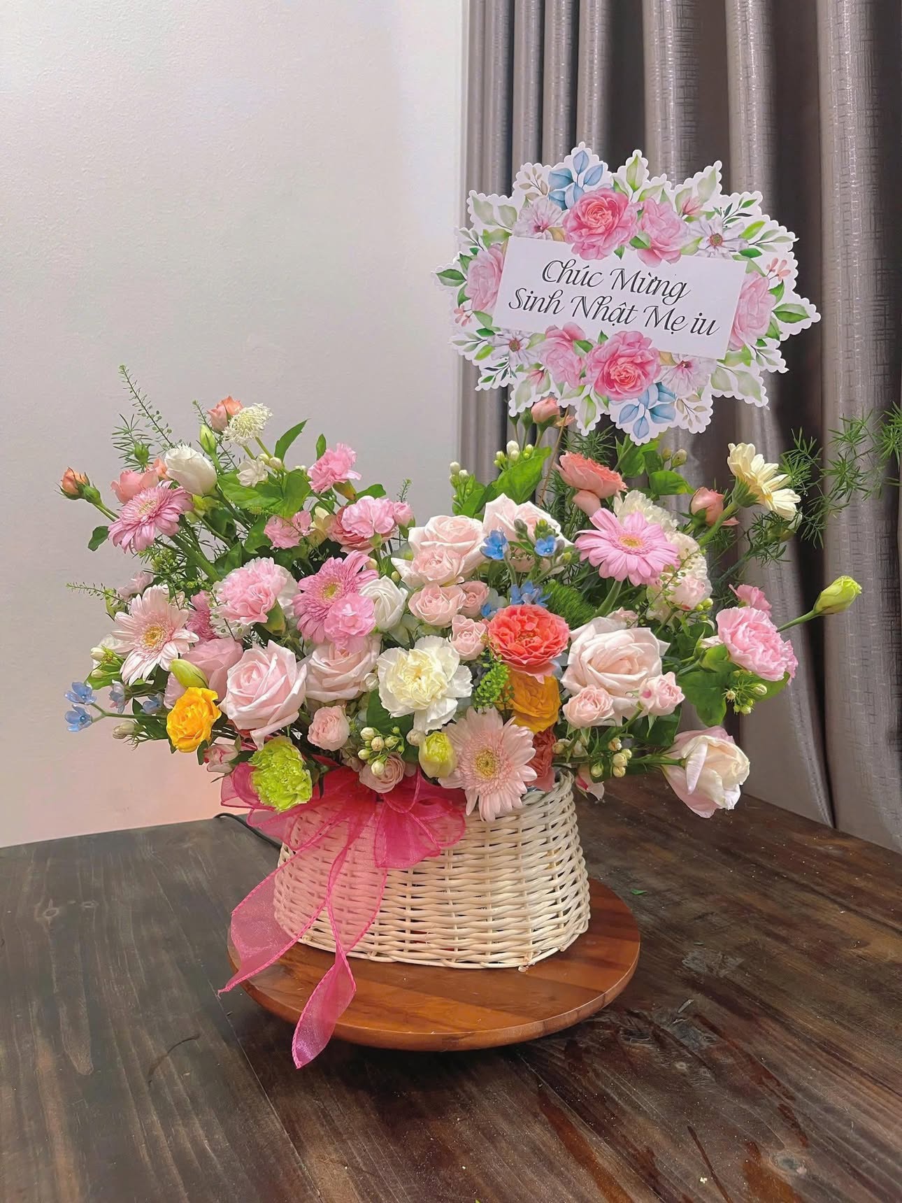 Giỏ hoa tone trắng hồng size S