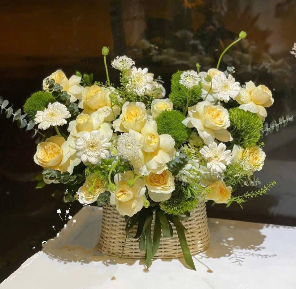 Giỏ hoa tone vàng S