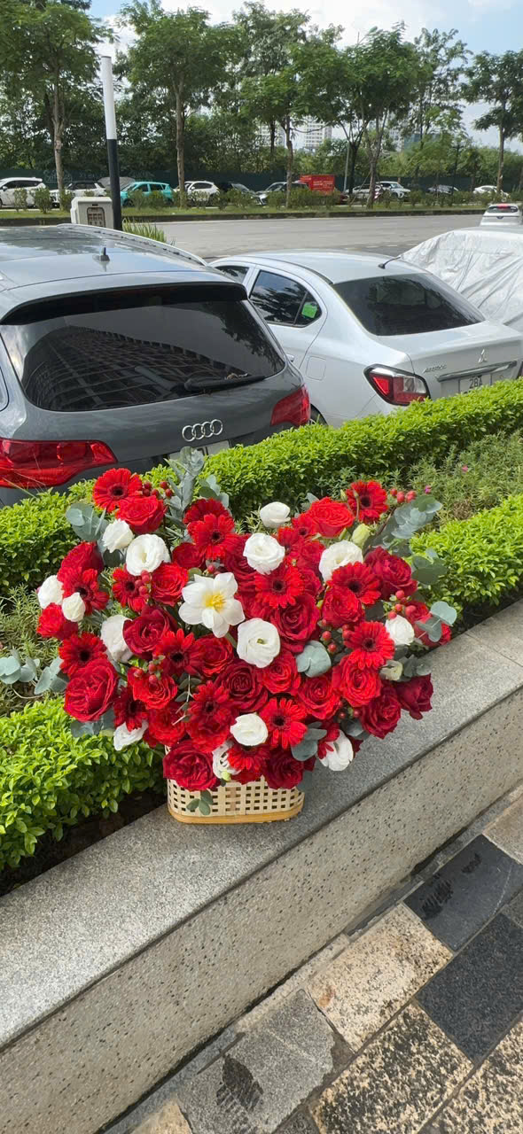 Giỏ hoa tone đỏ