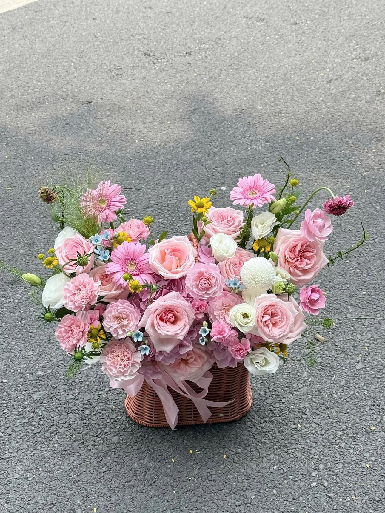 Giỏ hoa tone trắng hồng