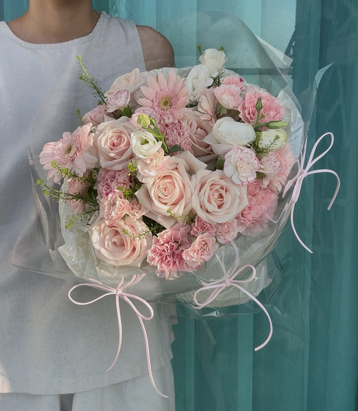 Hoa tone hồng pastel bóng kính nơ