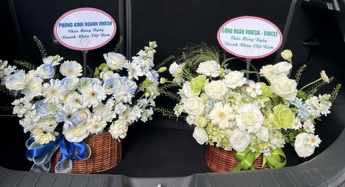 Giỏ hoa tone trắng xanh 2